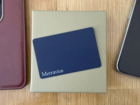 La carte Merravios posée sur sa boîte