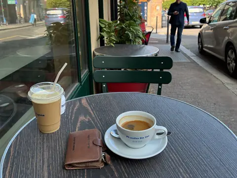 Un portefeuille oublié sur la table d'un café