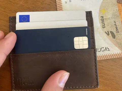 La carte Merravios glissée dans la fente d'un portefeuille