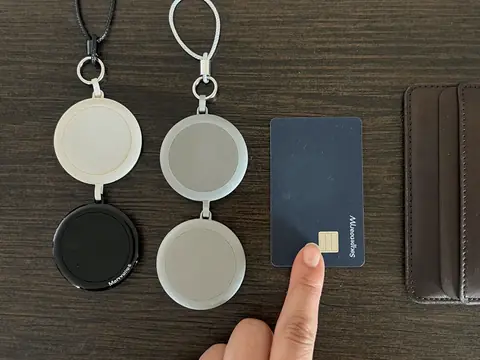 Des traceurs ronds de porte-clés à côté de la carte plate Merravios