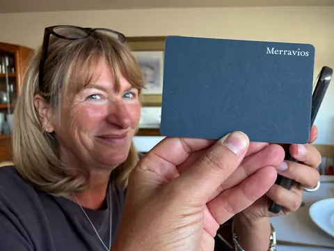 Une femme associe la carte Merravios à son téléphone