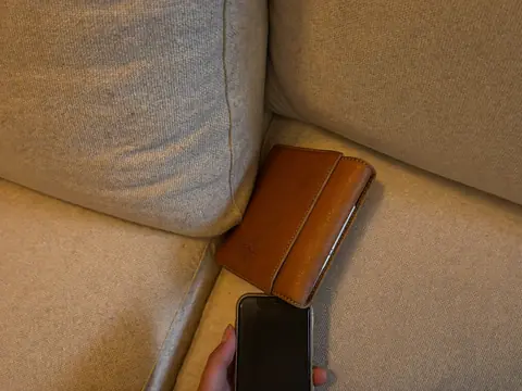 Un portefeuille glissé entre les coussins d'un canapé